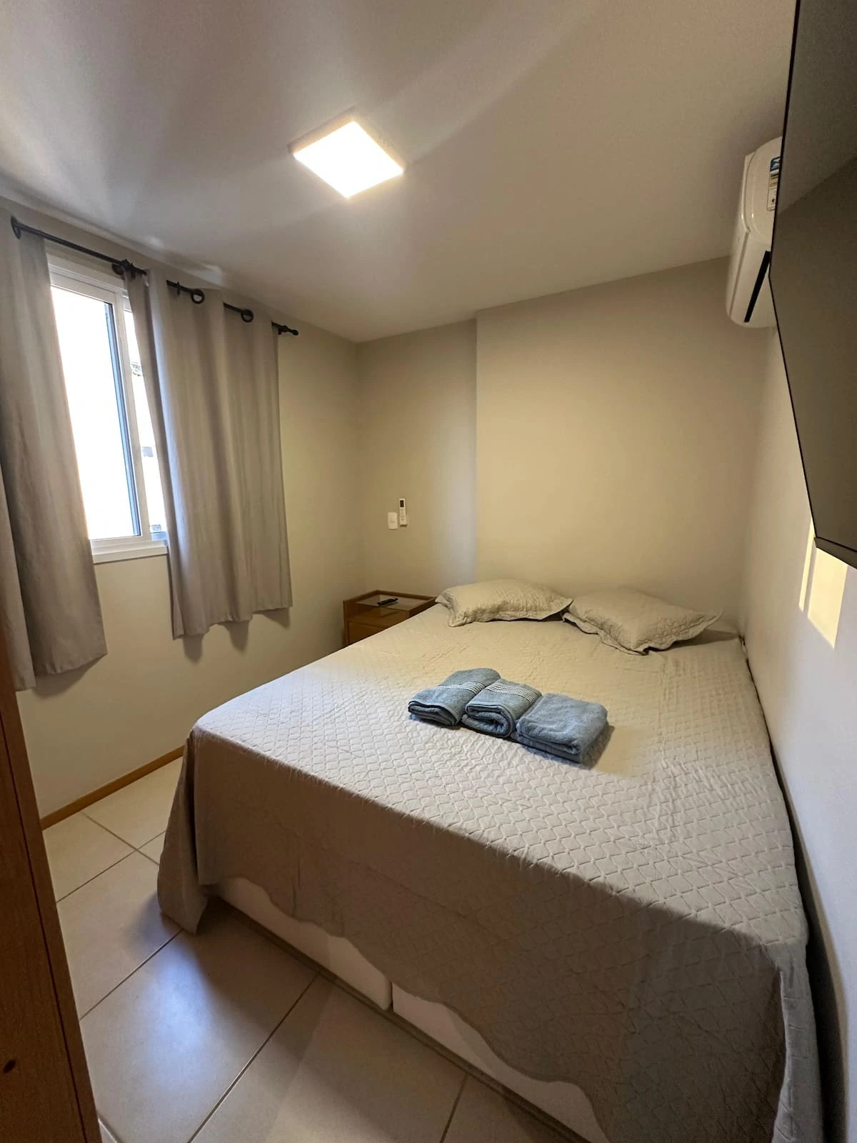 Quarto com cama queen